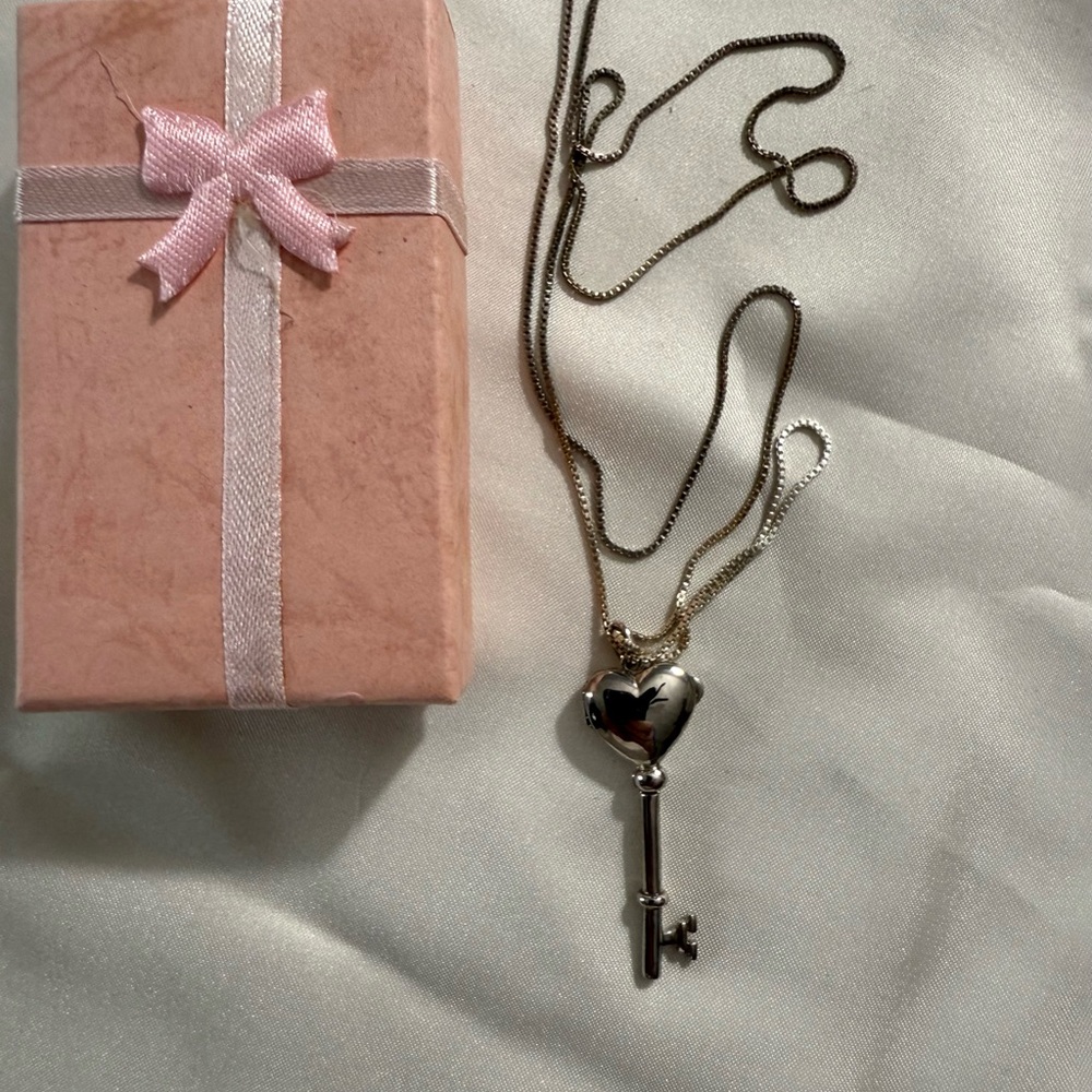 Chic Silver Heart Key Pendant Necklace